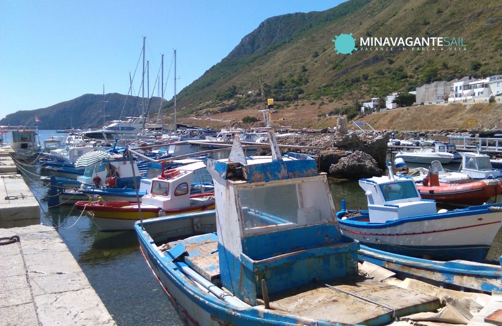 Foto delle navi dei pescatori al porto di Marettimo, nelle isole Egadi