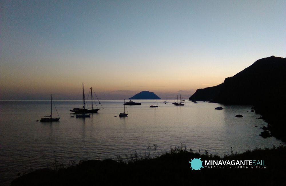 Foto di un tramonto a Filicudi, una delle mete della vacanza in barca a vela alle Eolie