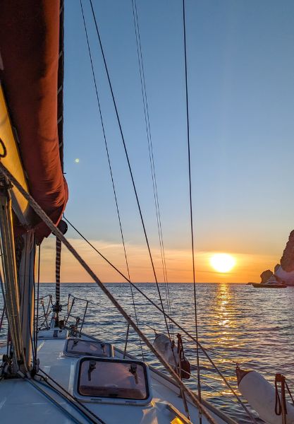 Vista di un tramonto sull'isola di Ponza di cui potrai godere durante una vacanza in barca a vela con skipper