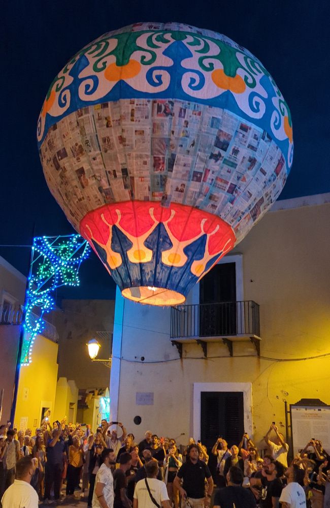 Una delle mongolfiere di carta tipiche della festa di Santa Candida a Ventotene