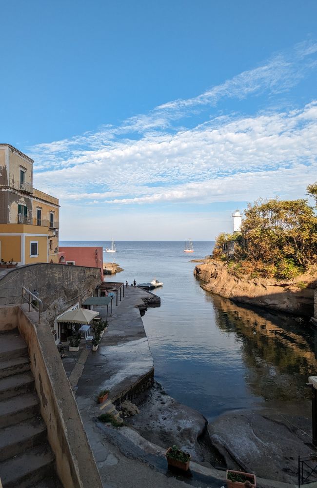 Una vista di Ventotene a settembre: l’imboccatura del porto Romano