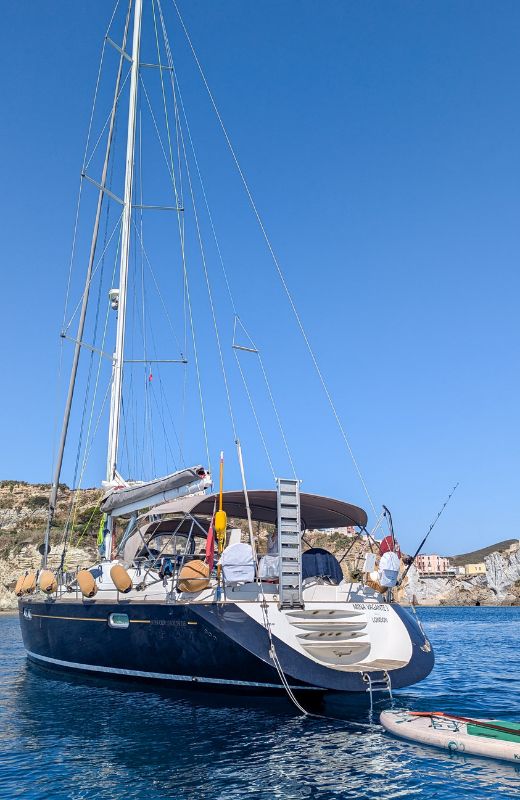 Foto di Mina Vagante 3, la nostra barca a vela, ormeggiata in rada a Ponza