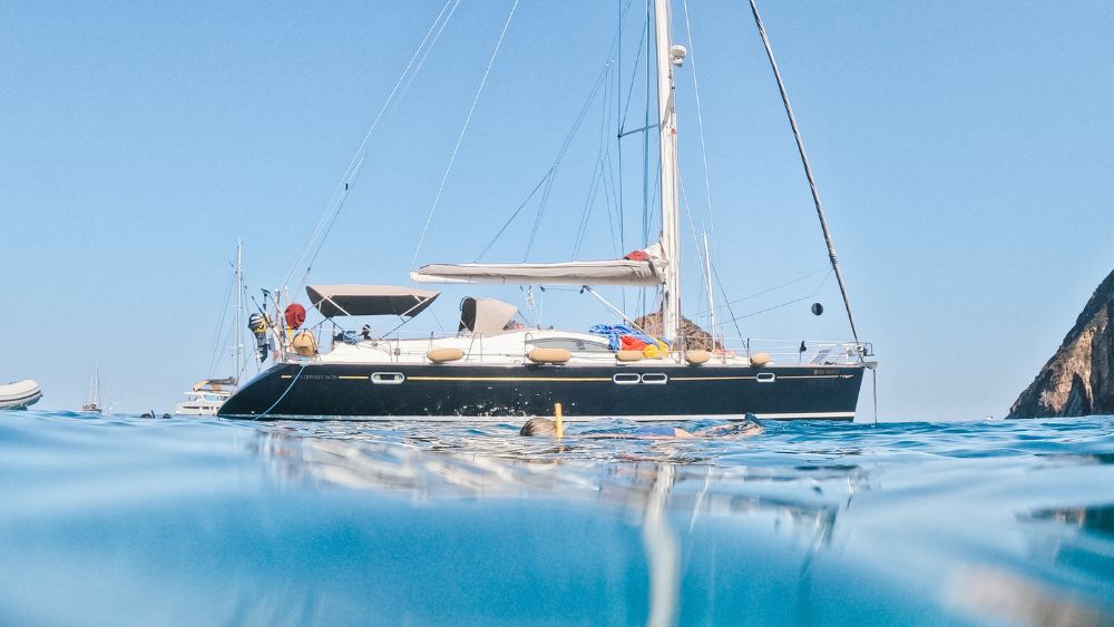 Foto di Mina Vagante 3, la nostra barca a vela, ormeggiata a Palmarola per il weekend del 25 aprile