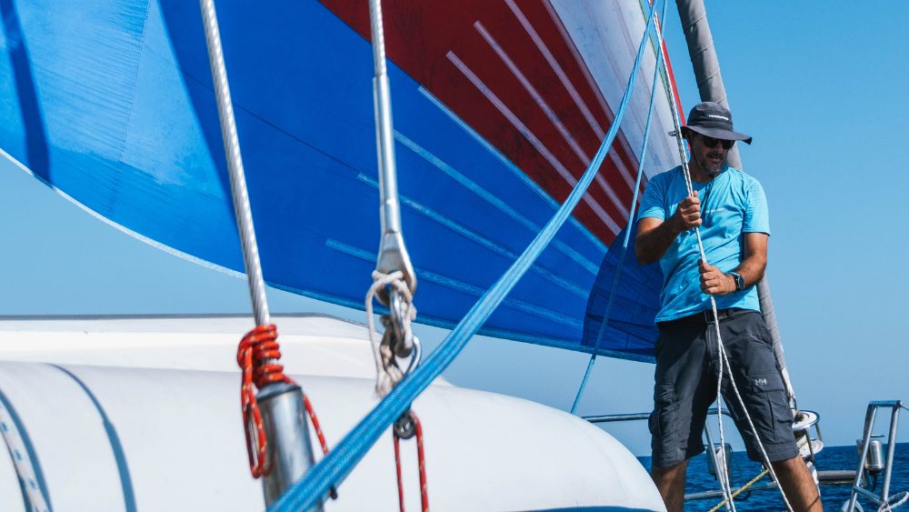 Foto di Andrea, il comandante di Mina Vagante 3, a prua della barca a vela