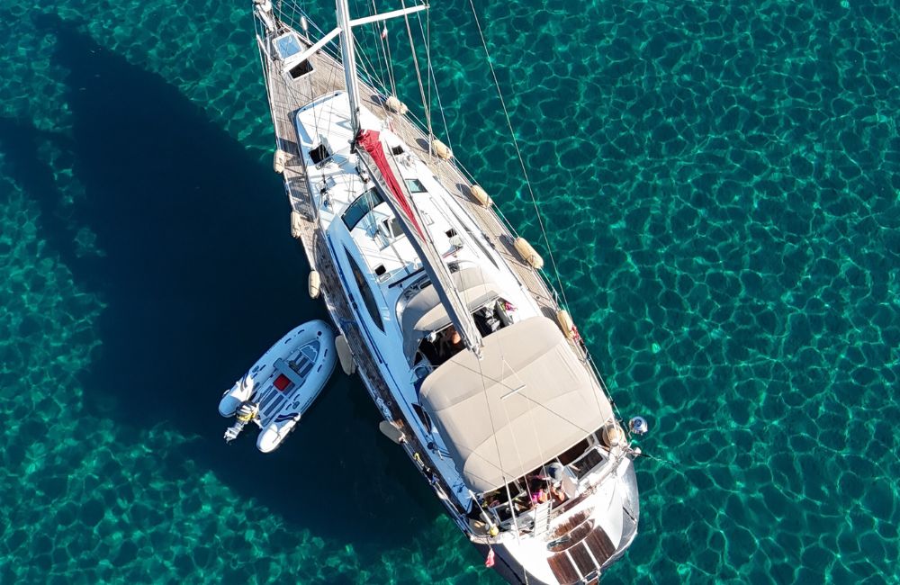 Foto della nostra barca a vela a Ponza: ecco perché conviene visitare Ponza in barca a vela